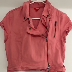Cropped pink sleeveless zippered shirt.